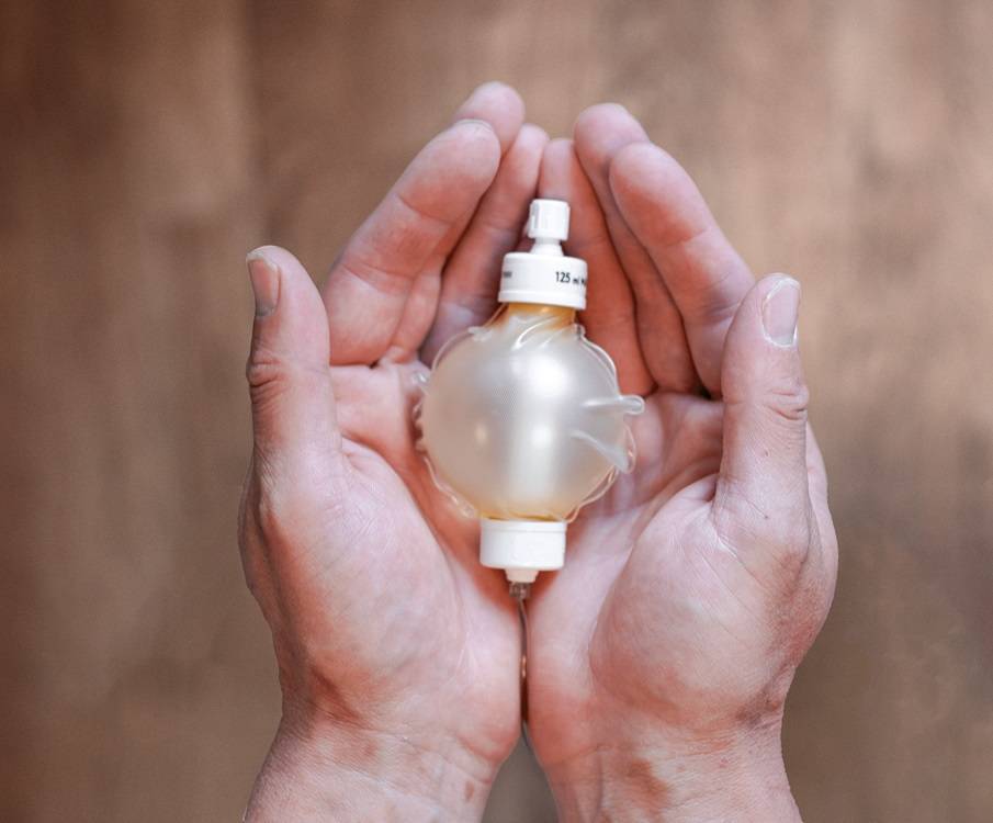 Elastomerpumpe in der Hand