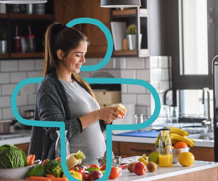 Frau bereitet gesundes Essen zu