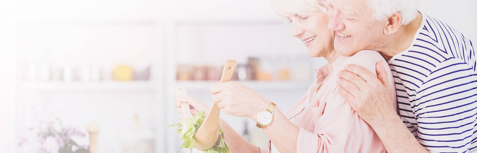 Ernährung altes Pärchen aelteres Paerchen in der Kueche