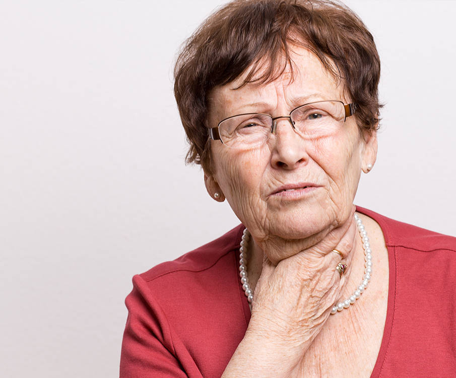 frau mit schluckstoerungen Frau greift sich an den Hals