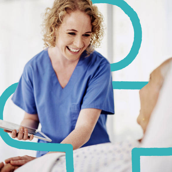 Pflegefachkraft mit Tablet schaut Bewohner im Bett an