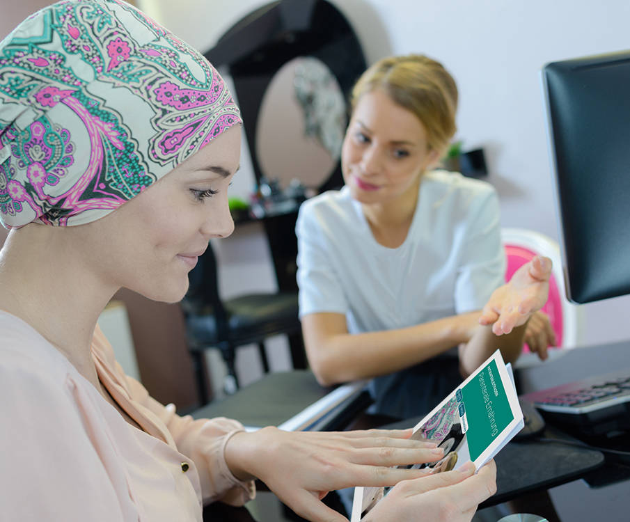 Chemopatientin liest Broschuere