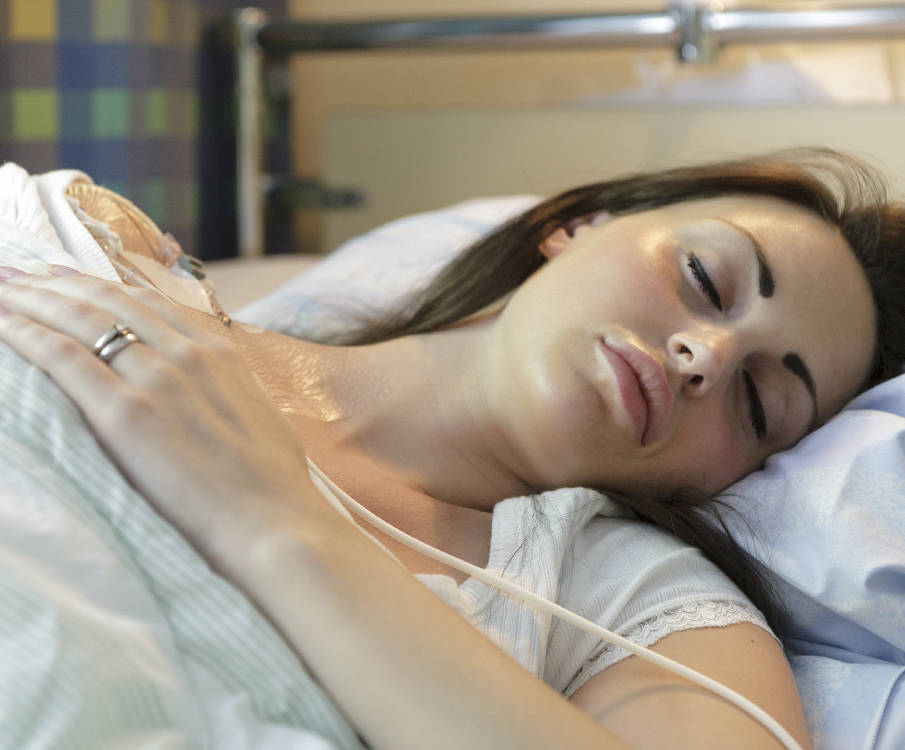 Frau mit Infusion im Bett