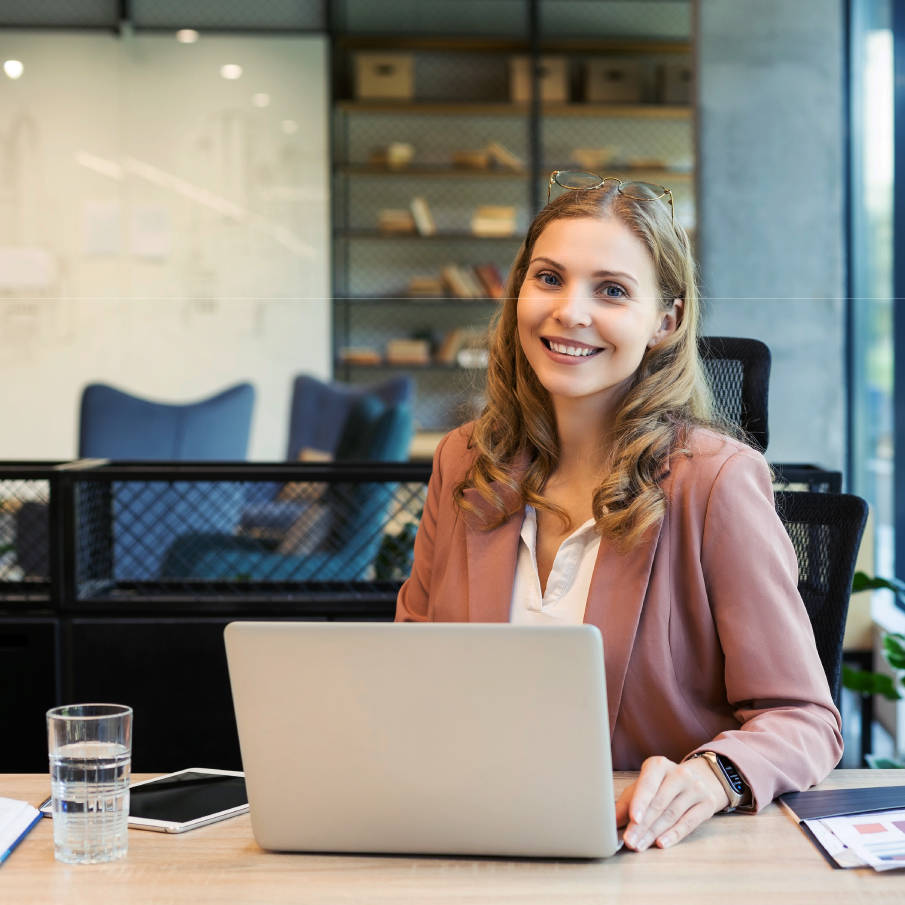 Frau am Laptop und Handy