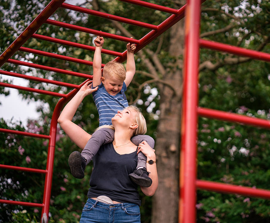Spielplatz Mutter mit Stoma