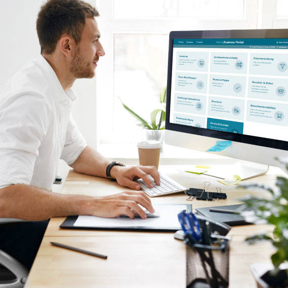 Mann nutzt Mediq Business Portal