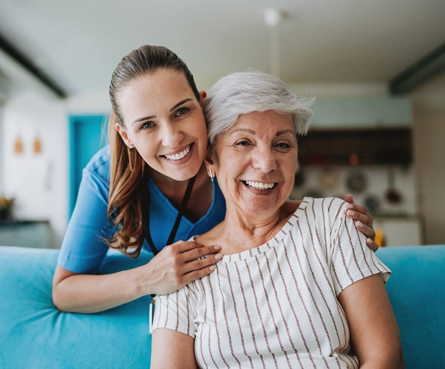 Fachkraft legt Arme um Patientin