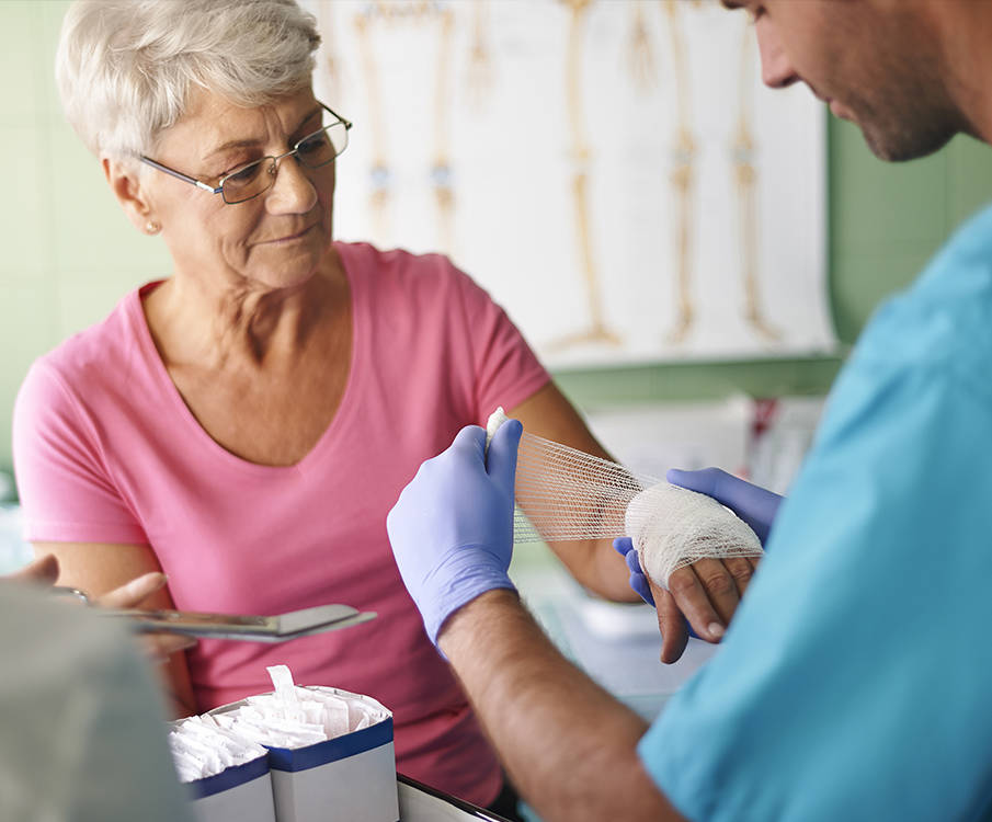 wundversorgung-verband-seniorin