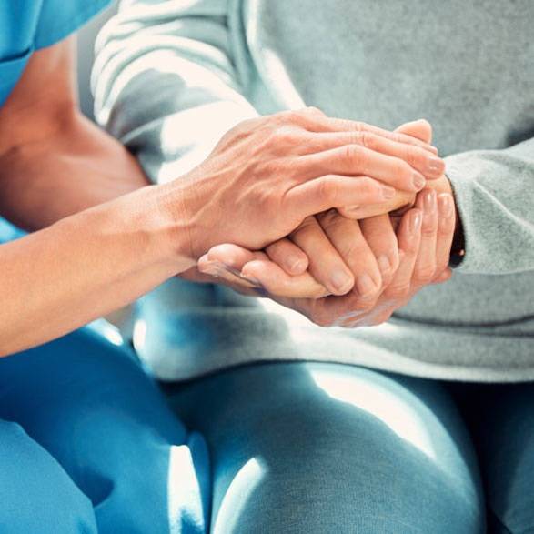 Patient und Pflegefachkraft Hände