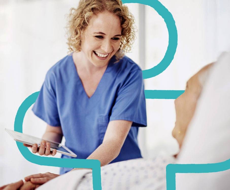 Bewohner und Pflegefachkraft mit Tablet schauen sich an