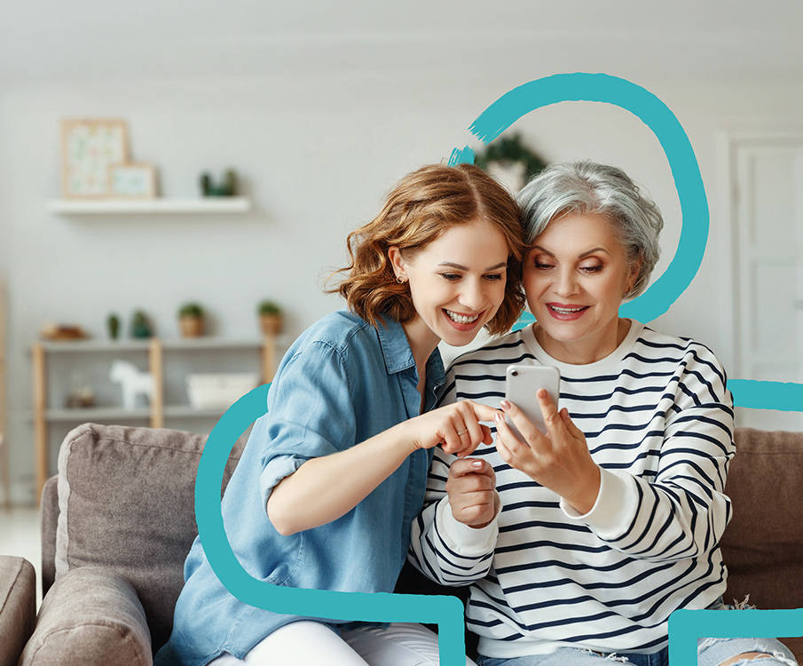 Frau erklärt Patientin die Mein Mediq App
