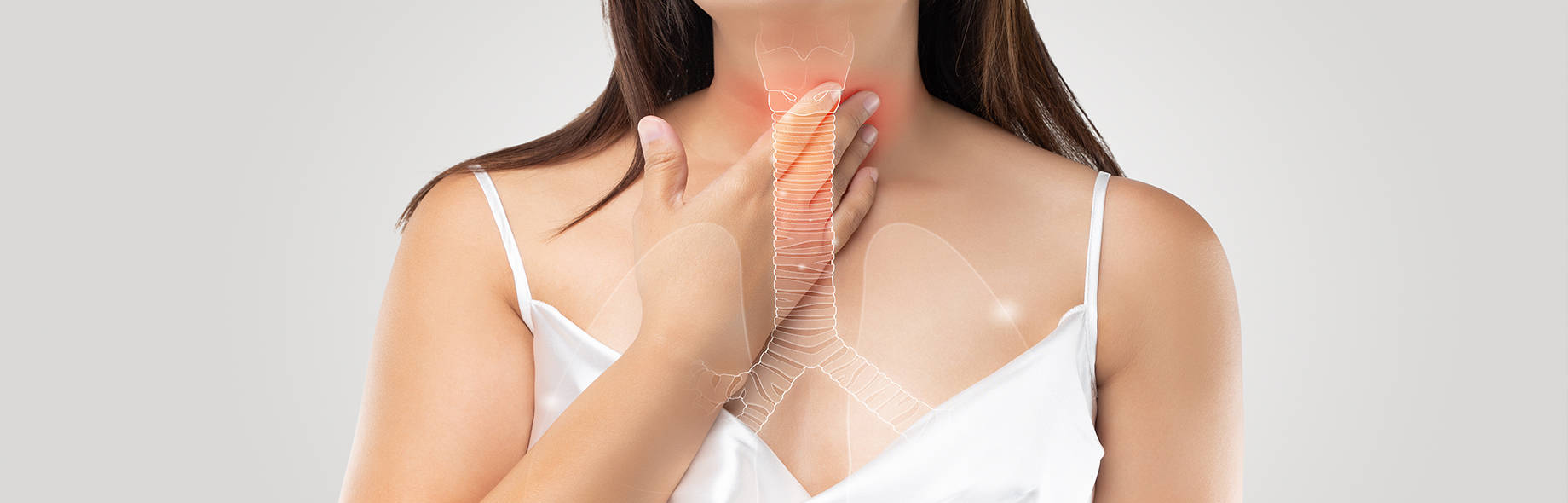 Frau zeigt auf Atemwege